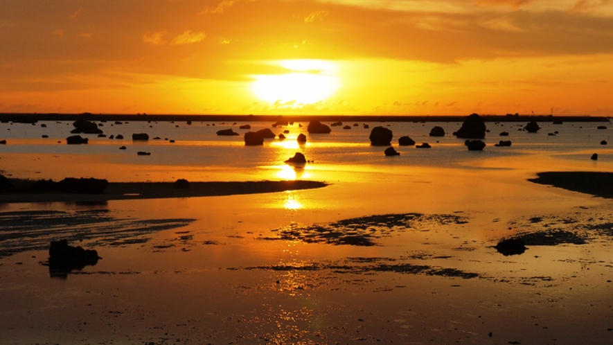 【周辺】佐和田の浜夕日。遠浅の浜に夕日が美しく映ります