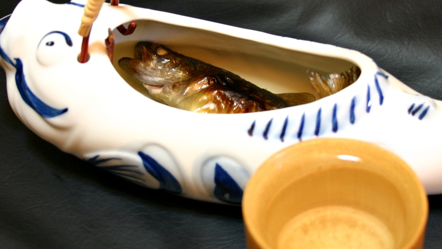 【お料理一例】川魚の骨酒で粋なご夕食をお楽しみいただけます。