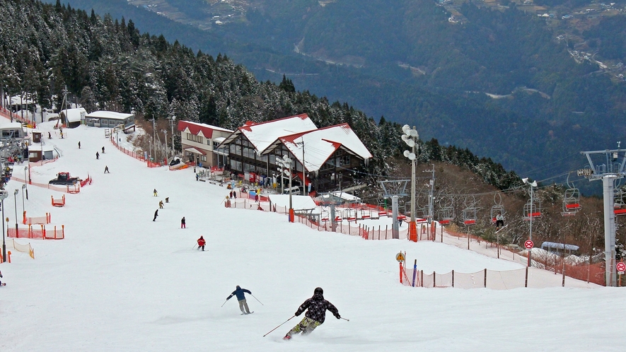 *【周辺観光】腕山（車で約57分）：北西の斜面にスキー場が整備され、夏はハイキング、冬はスキーを♪