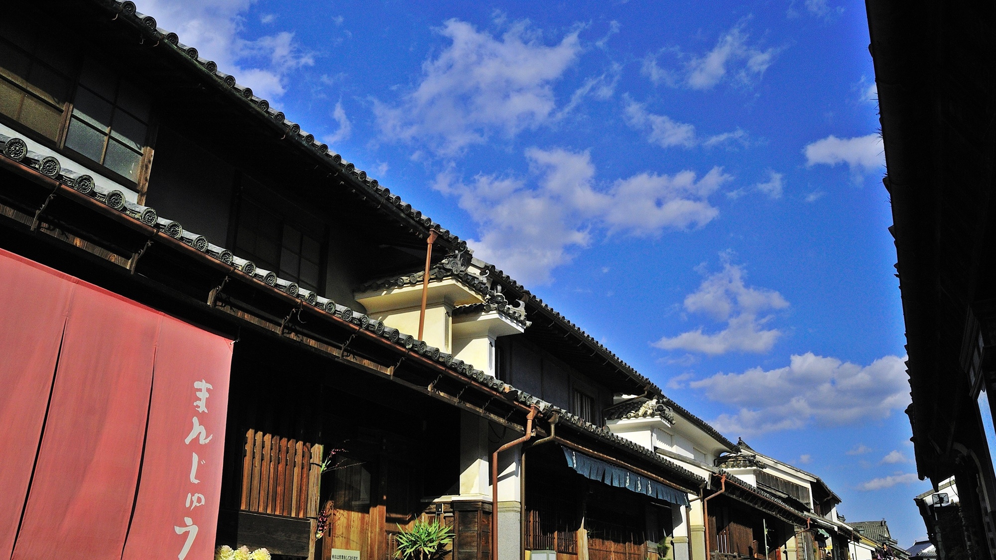 *【周辺観光】脇町うだつの町並み（車で約39分）：町家の両端に本瓦葺きで漆喰塗りの「うだつ」が多い！