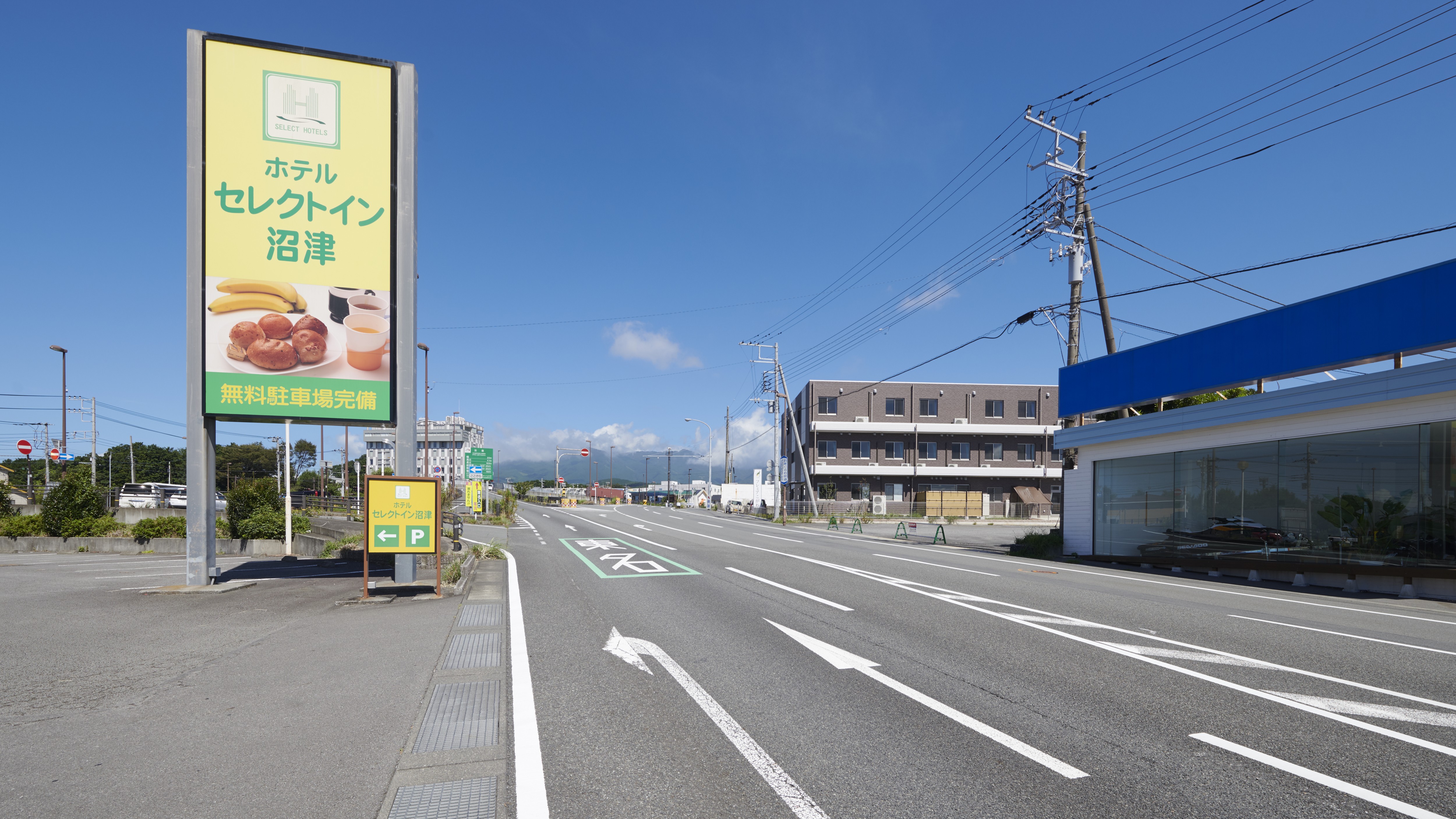 沼津インター直前に当館がございます。ガソリンスタンド(ENEOS様)を過ぎると看板が見えてまいりますので、駐車場にお入りください。