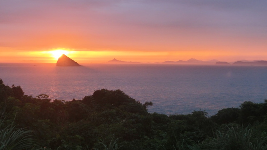 【お部屋からの景色】五島灘に沈む雄大な夕陽