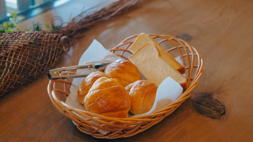 【無料の軽朝食付】オーナーも大好き！ひるがの高原パン工房 Paku・Pakuさんのパン※画像は２名分