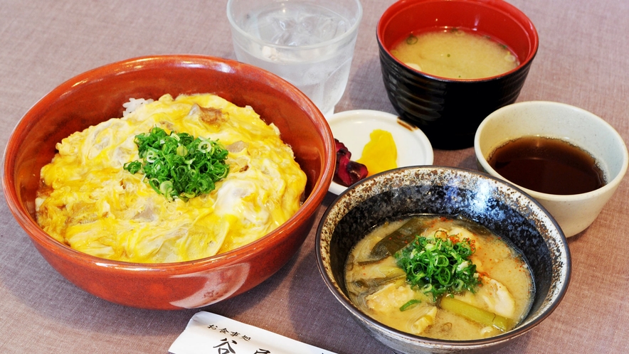 【本館お食事処　谷屋】アラカルトメニュー（親子丼、とり皮みそ煮）