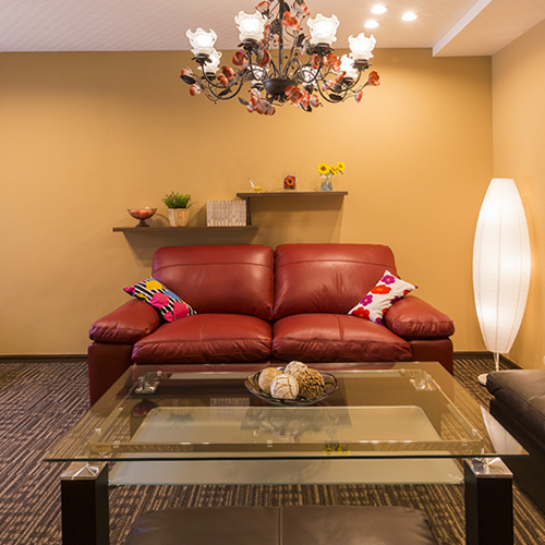 ロビー2真紅のソファー&シャンデリア