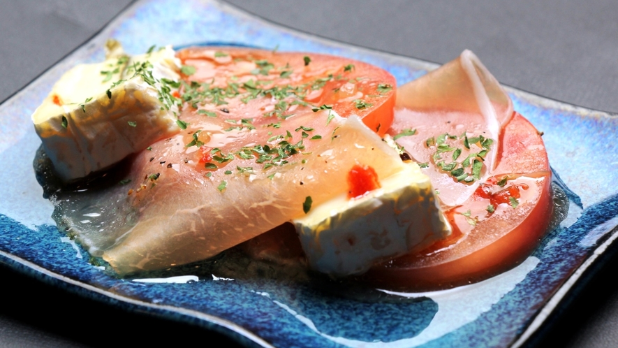 ■料理_夕食_チーズ・生ハム・トマトのカルパッチョ (1)