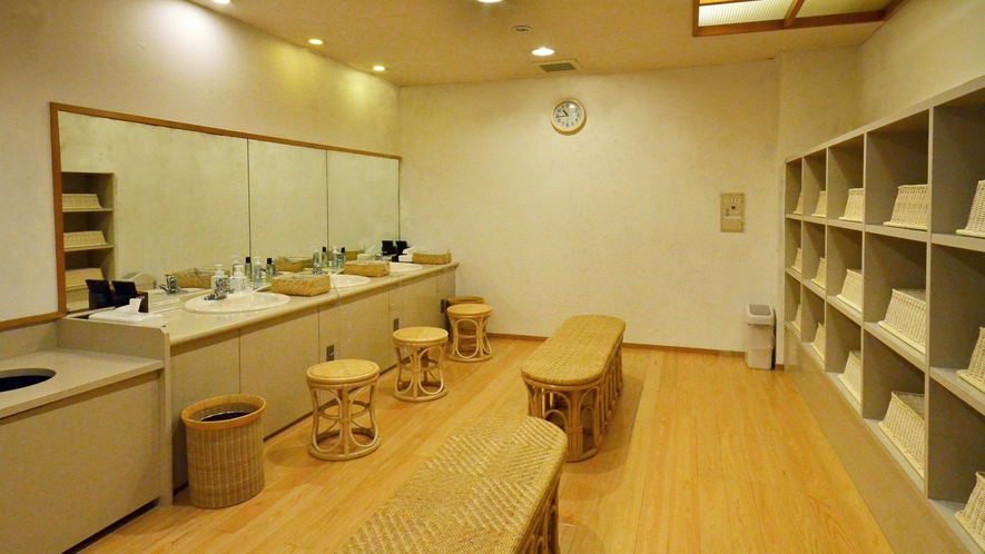  【4Ｆ･大浴場】男湯「武蔵の湯」◆広々とした脱衣室