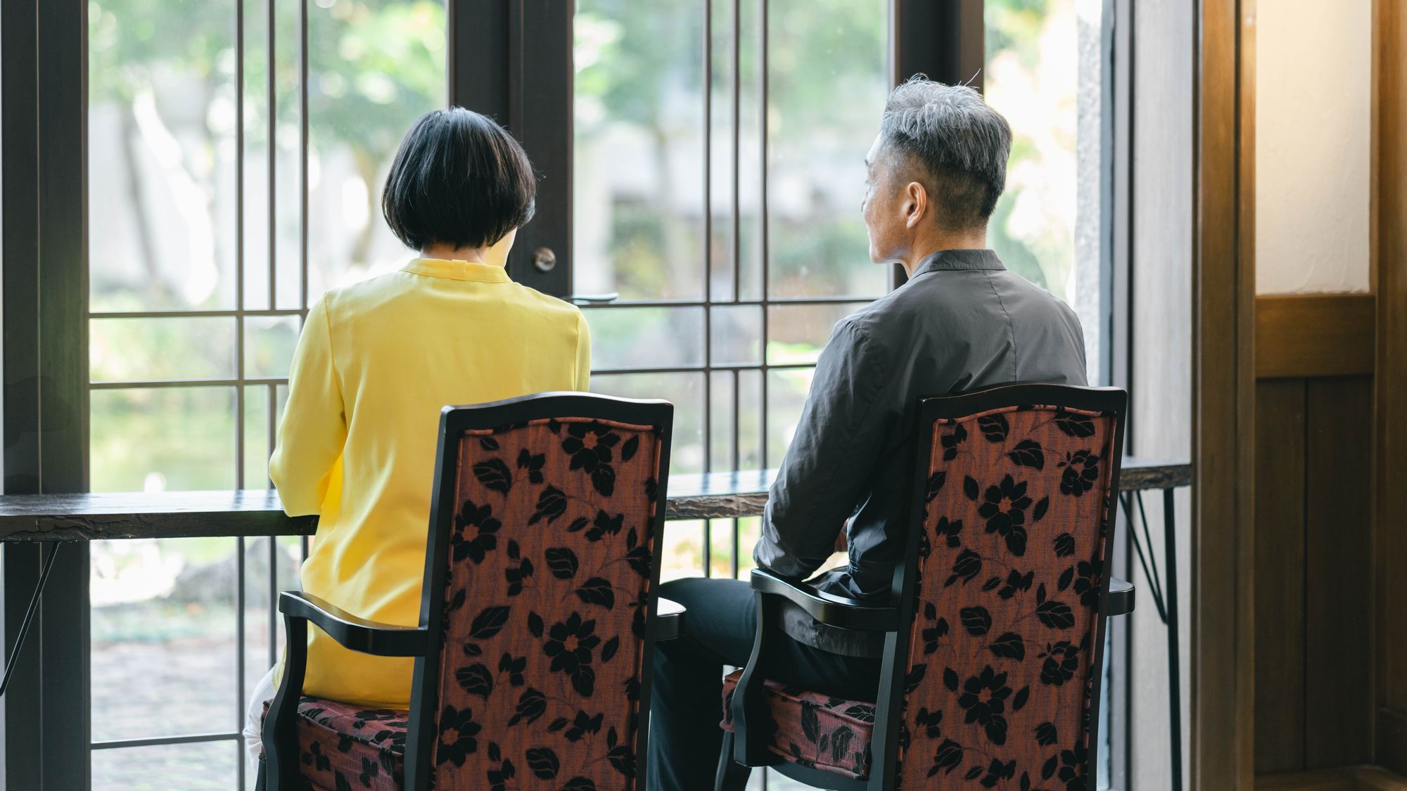 【ラウンジ】中庭を眺めながら語らう、安らぎのひと時を
