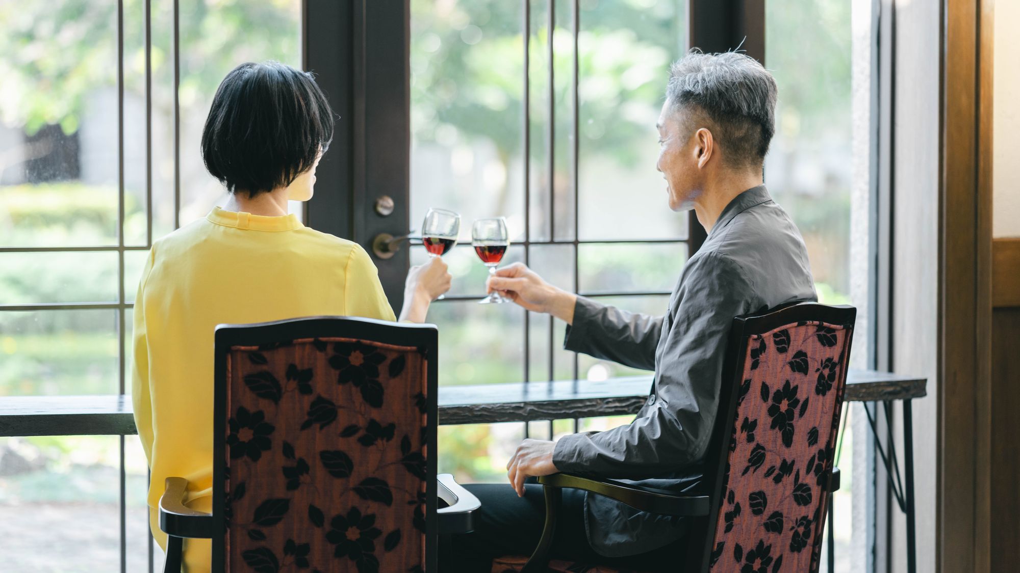 【ラウンジ】利用可能時間15時～23時、7時～10時／アルコール提供時間15時～23時
