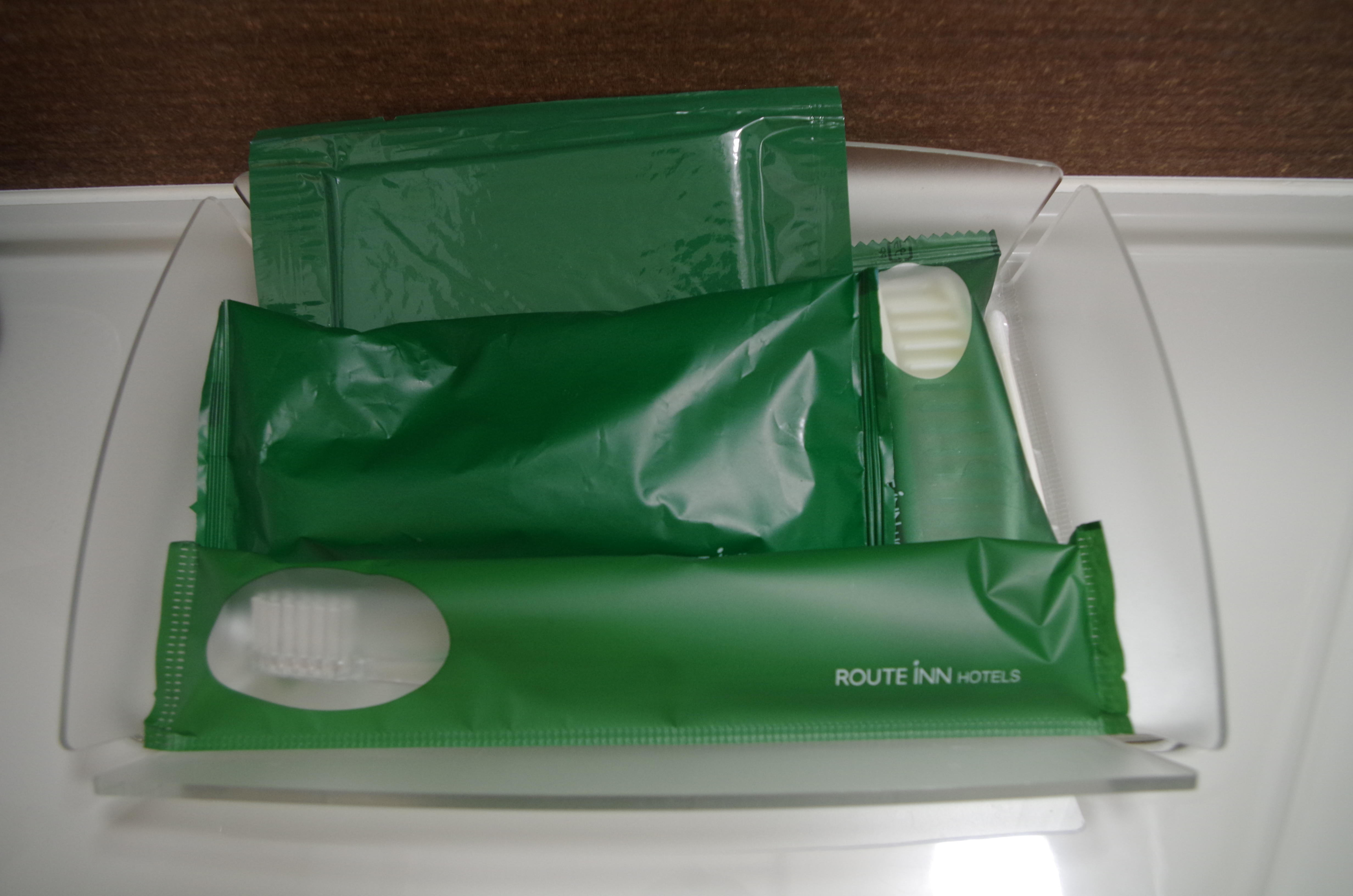 客室アメニティ（歯ブラシ・ボディスポンジ・カミソリ・ブラシ・綿棒）