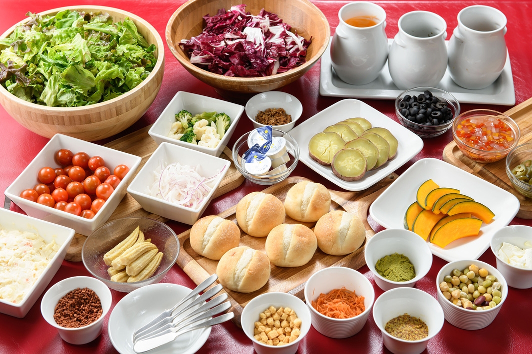 【２食付き】 イチボに塩漬け豚バラ。肉もりもりプレート＋食べ放題サイドブッフェ。生ビールは１杯無料！