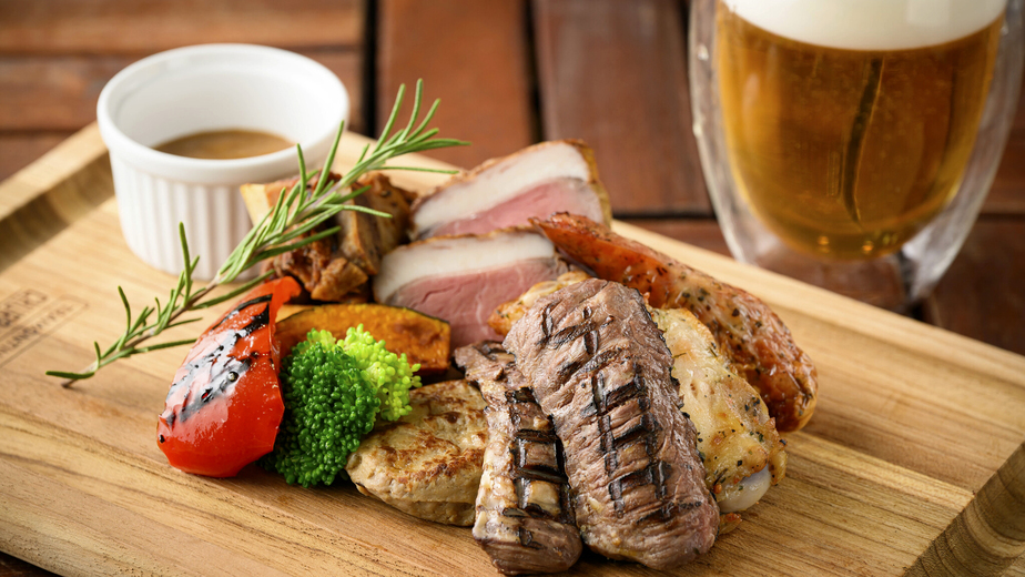 イチボや塩漬け豚バラ肉を筆頭に、７種の肉を味わえる『肉もりもりプレート』