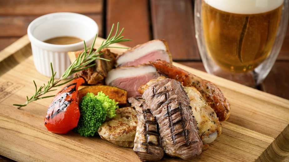 【２食付き】 イチボに塩漬け豚バラ。肉もりもりプレート＋食べ放題サイドブッフェ。生ビールは１杯無料！