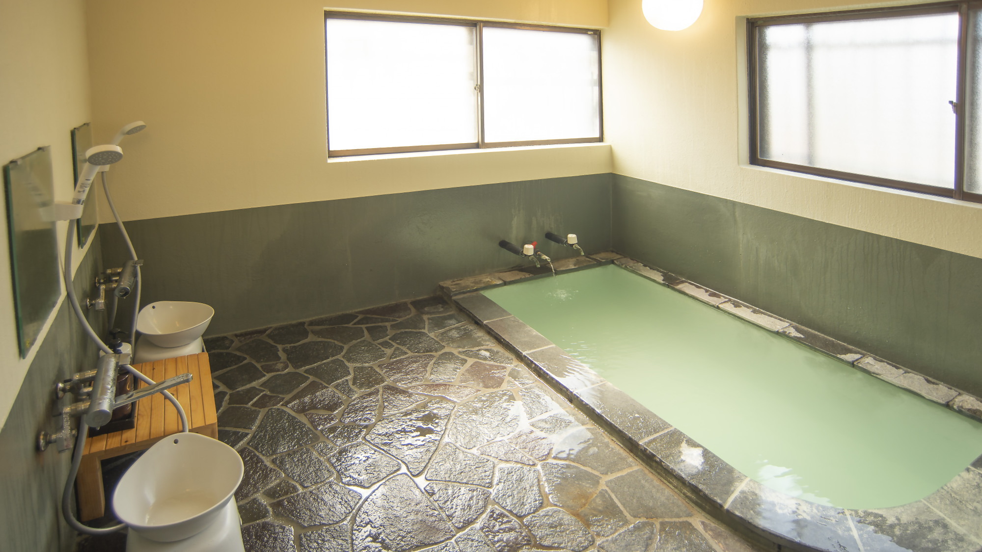 【永田屋本館から車7分の温泉付別荘昭和館】温泉は草津のわたの湯源泉かけ流し。いいお湯です♪
