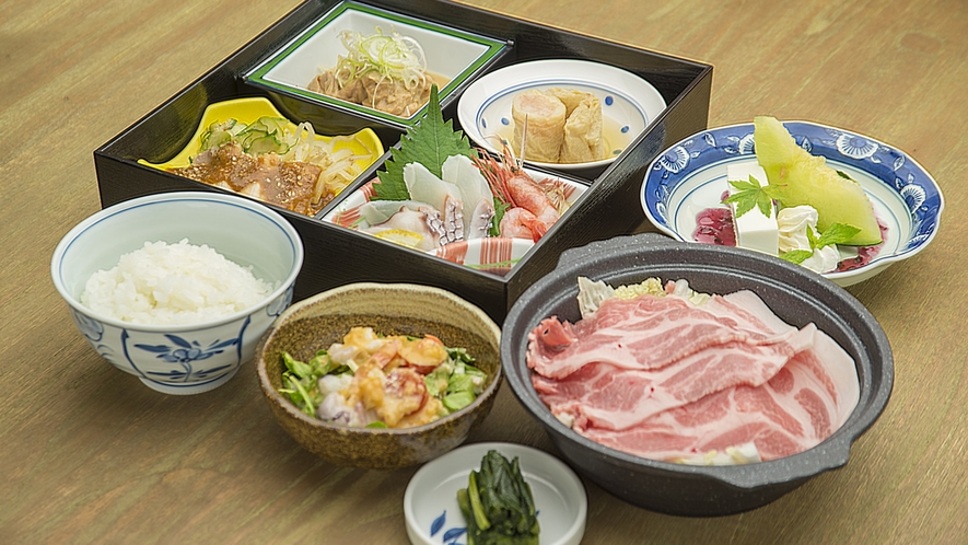 【ご夕食】松花堂弁当とサラダ、デザートが基本構成