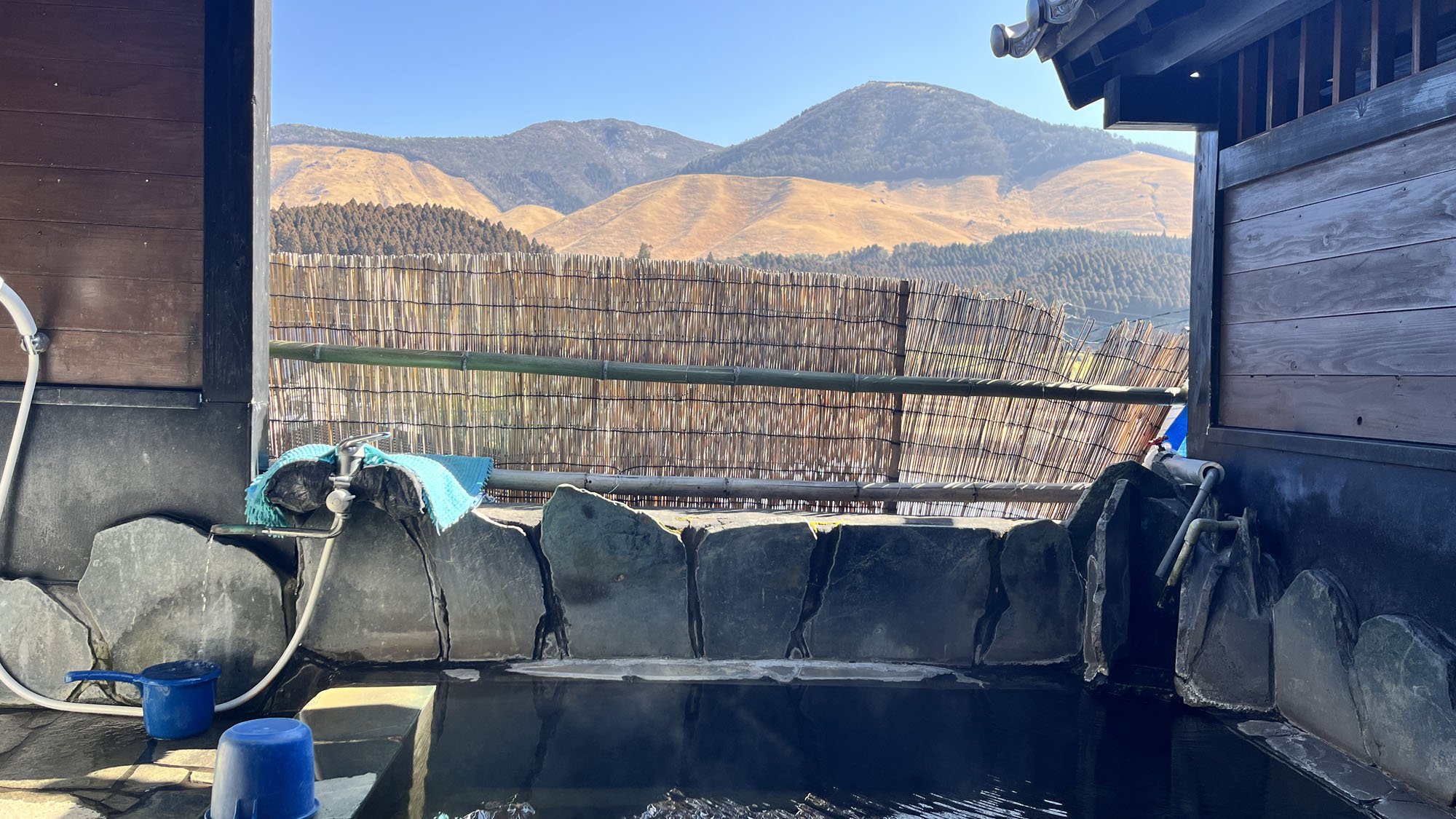 九重連山を見渡す開放感あふれる露天風呂