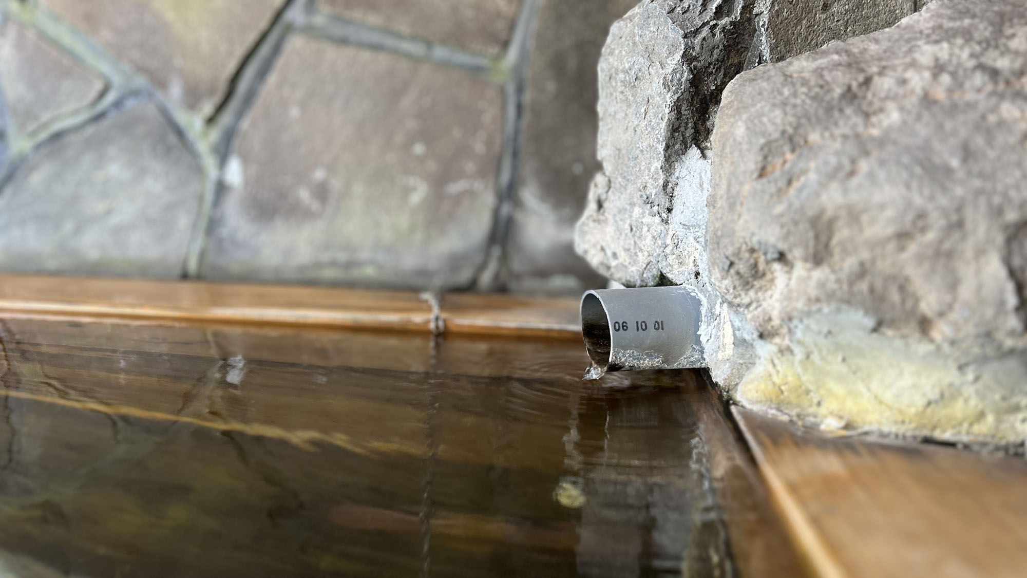 源泉かけ流しの贅沢な温泉です