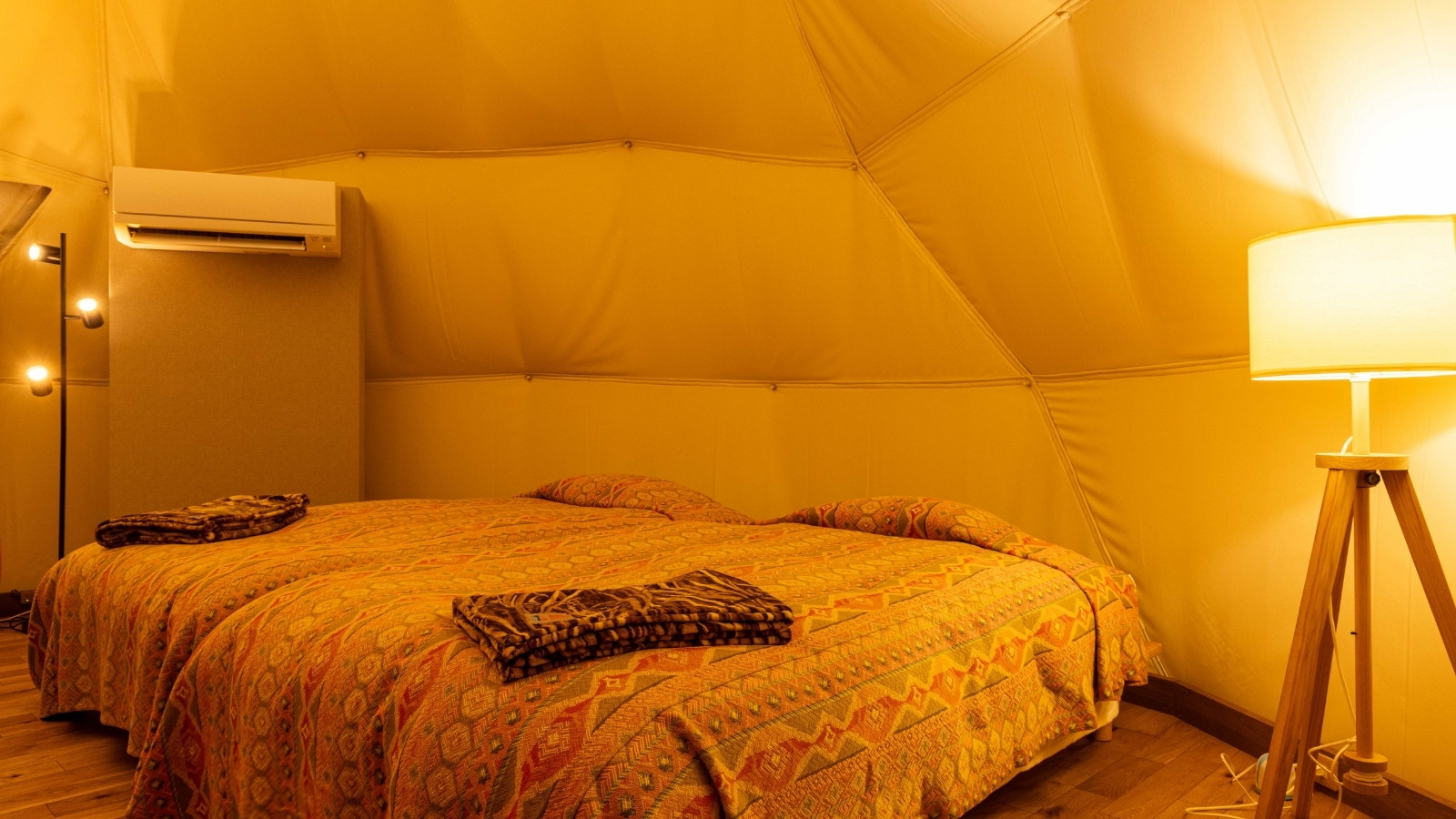 グランピング客室 夜