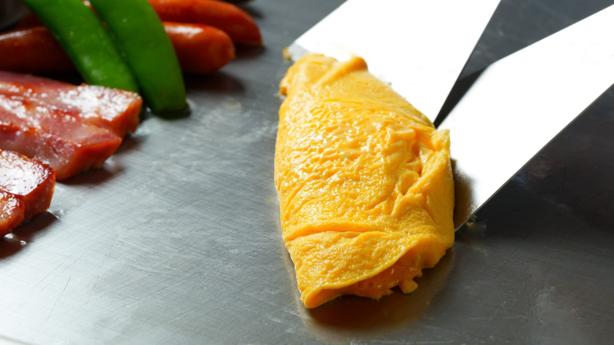 宙館の鉄板朝食　オムレツか目玉焼きを選べます。