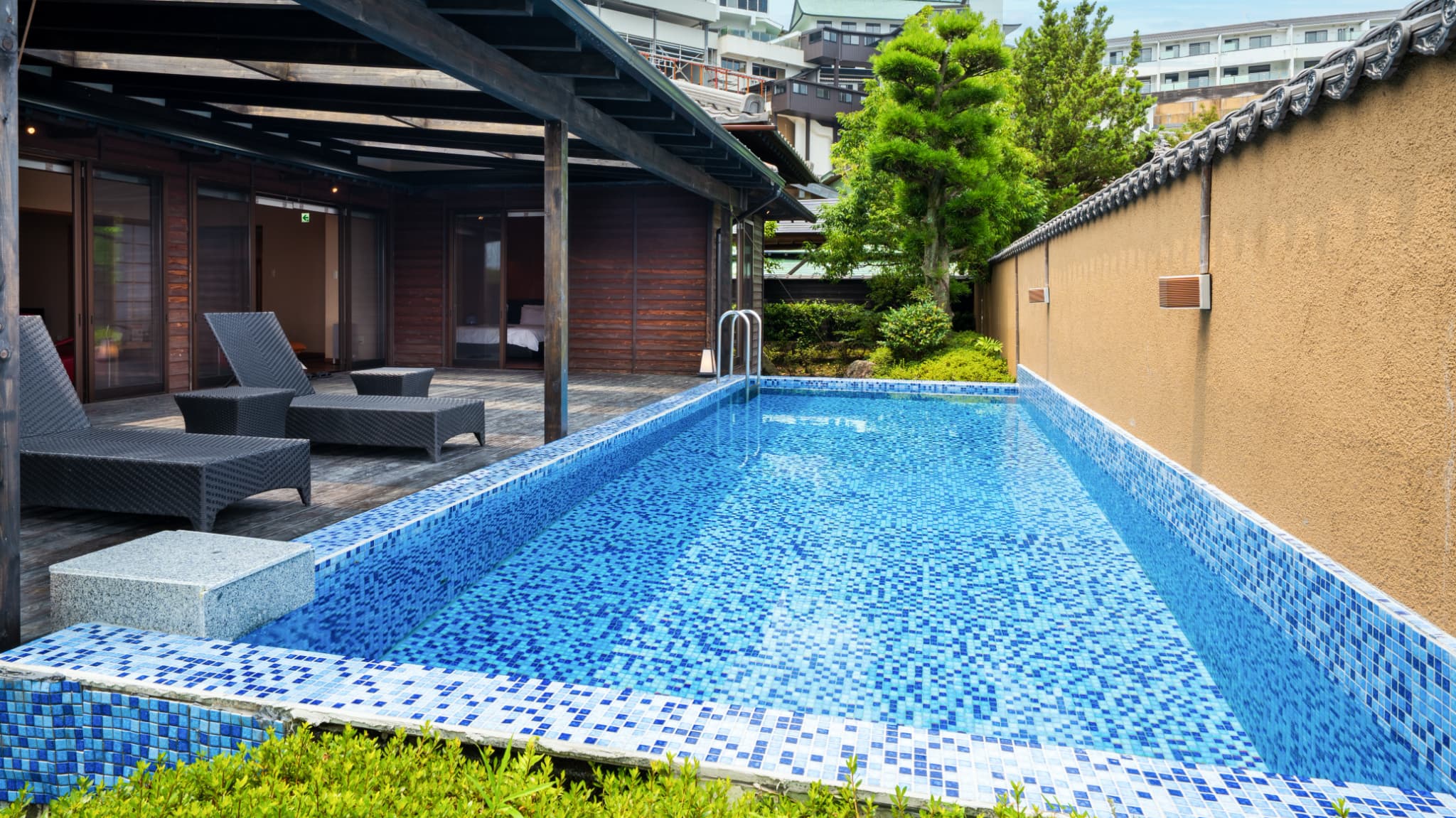 【特別室「つつじ」】・夏季限定プール付き（6月1日～9月30日）※客室によって設えが異なります。