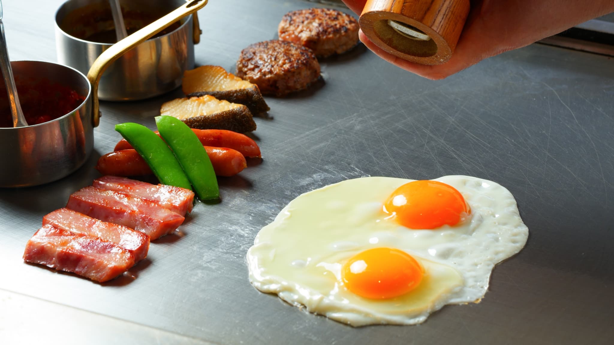 宙館の鉄板朝食　オムレツか目玉焼きを選べます。