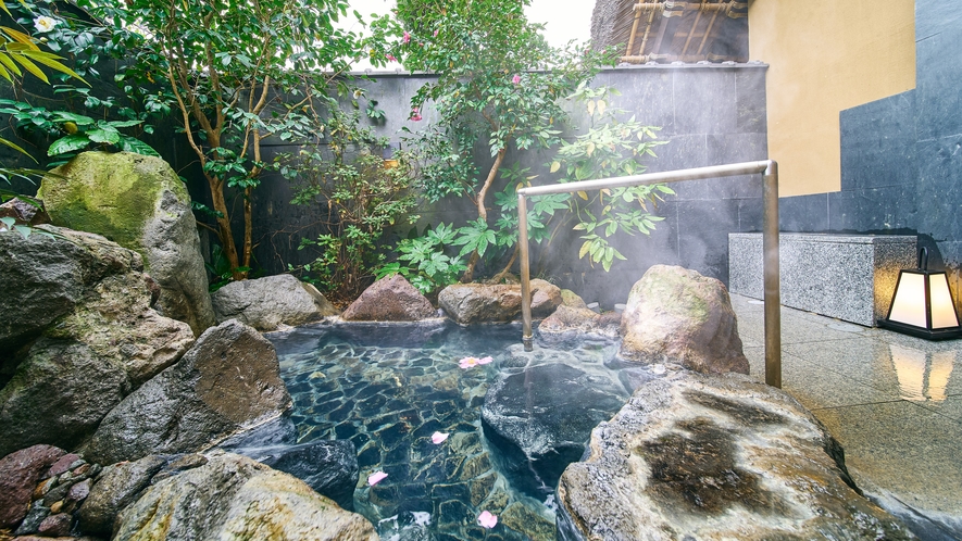 【離れ】和室「美徳庵」※温泉は天候や温度によって色が変化します。