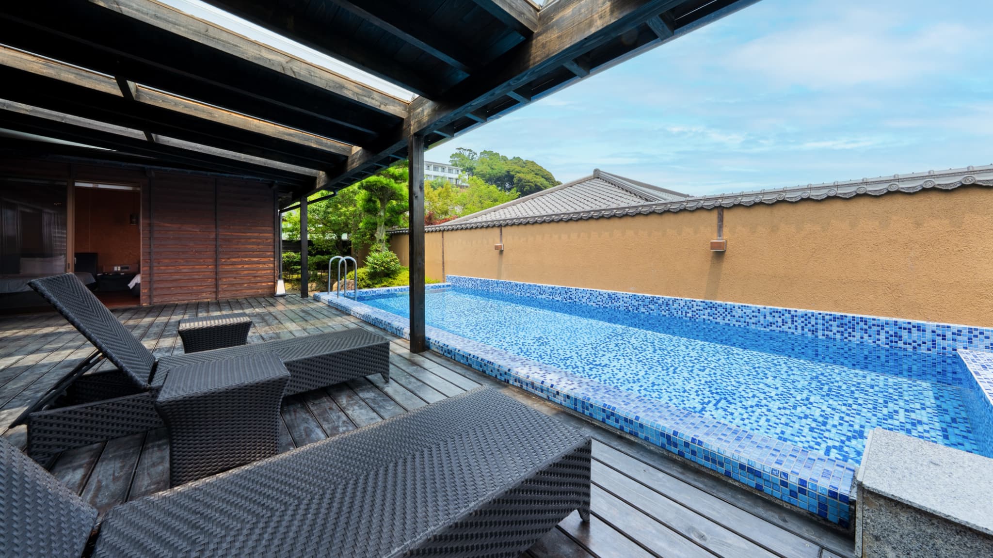 【特別室「つつじ」】・夏季限定プール付き（6月1日～9月30日）※客室によって設えが異なります。