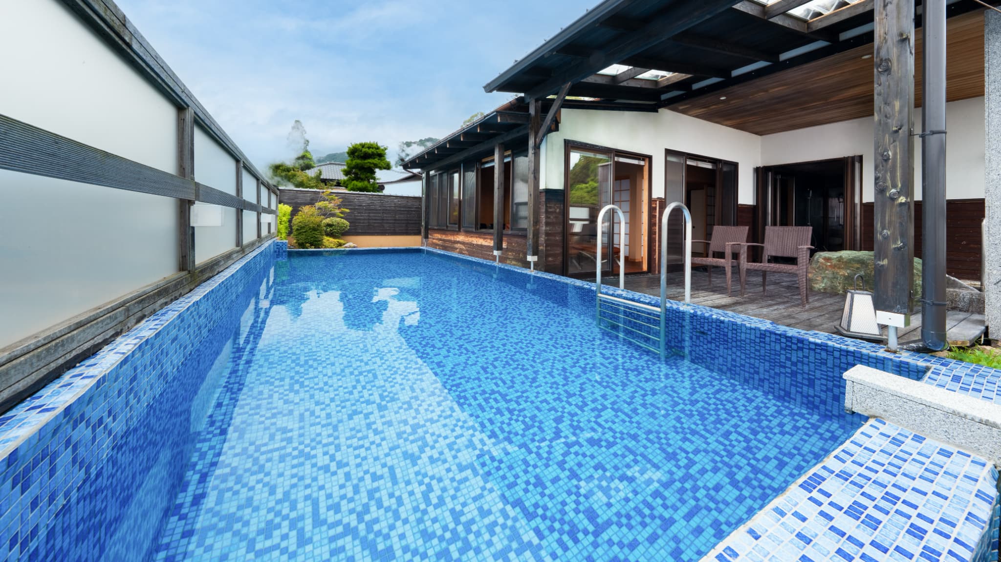 【特別室「竹」】・夏季限定プール付き（6月1日～9月30日）※客室によって設えが異なります。