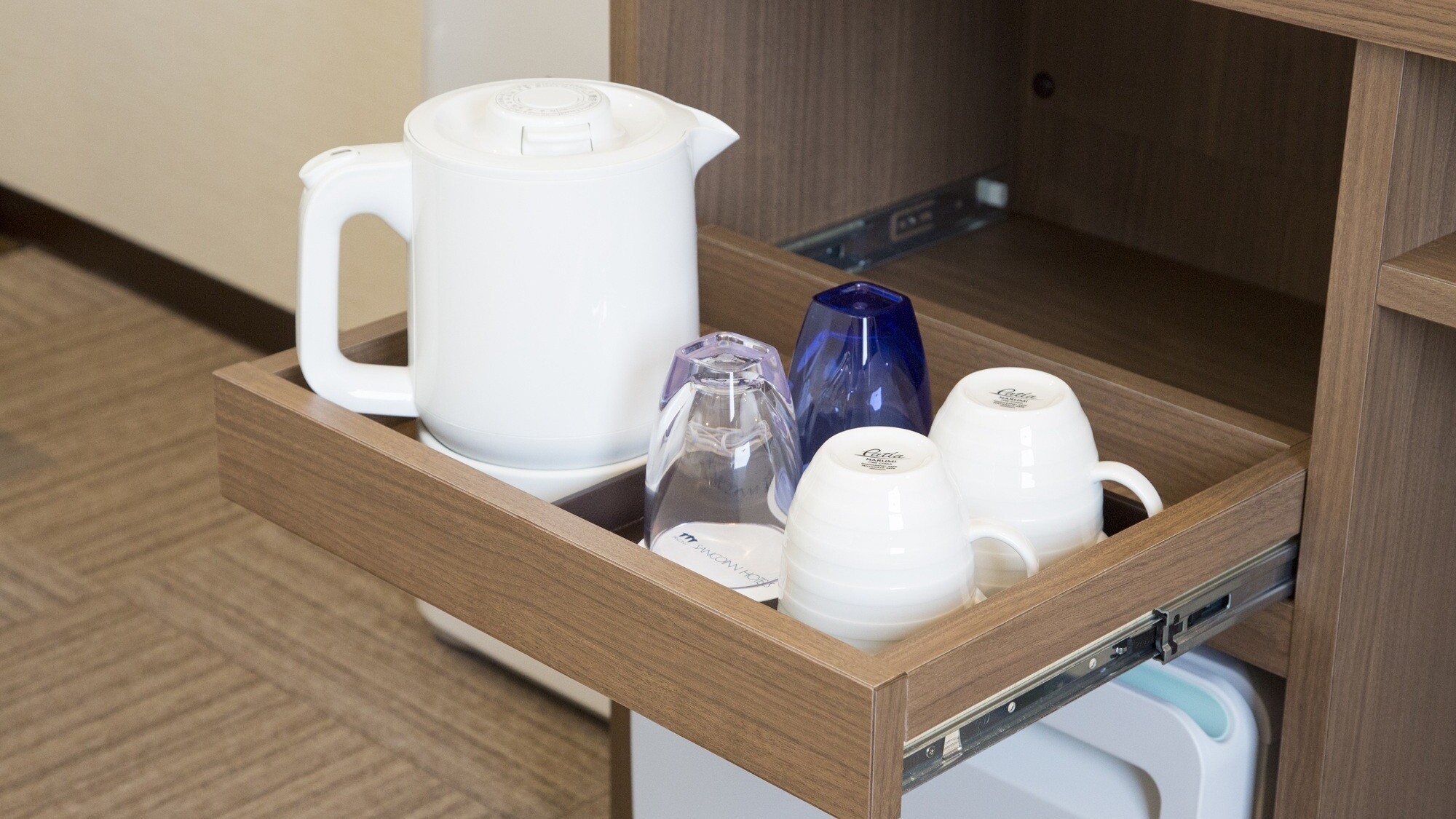 お部屋で手軽にお湯が沸かせるケトル完備