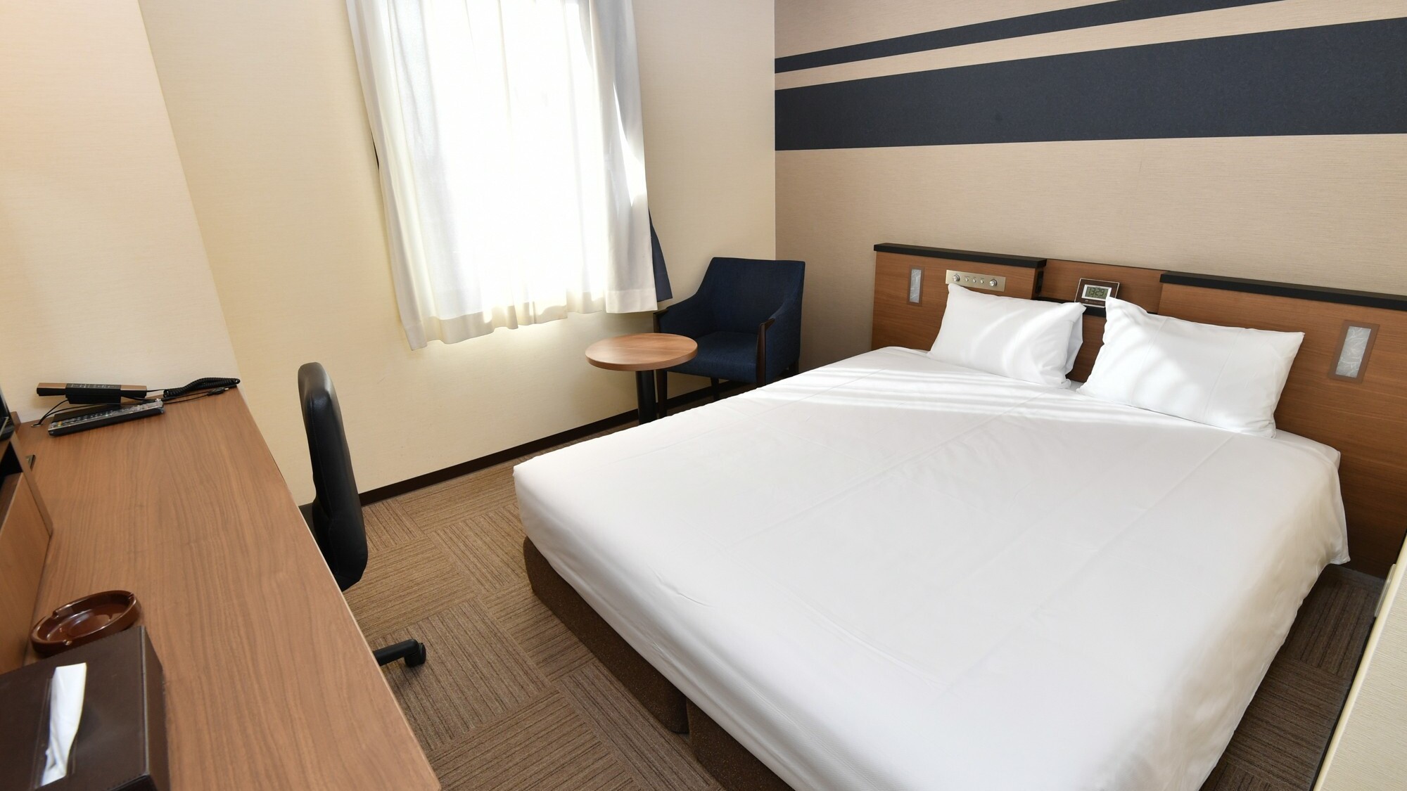 【本館】デラックスルーム　ベッドは1台（160㎝幅のクイーンベッド）15㎡のお部屋