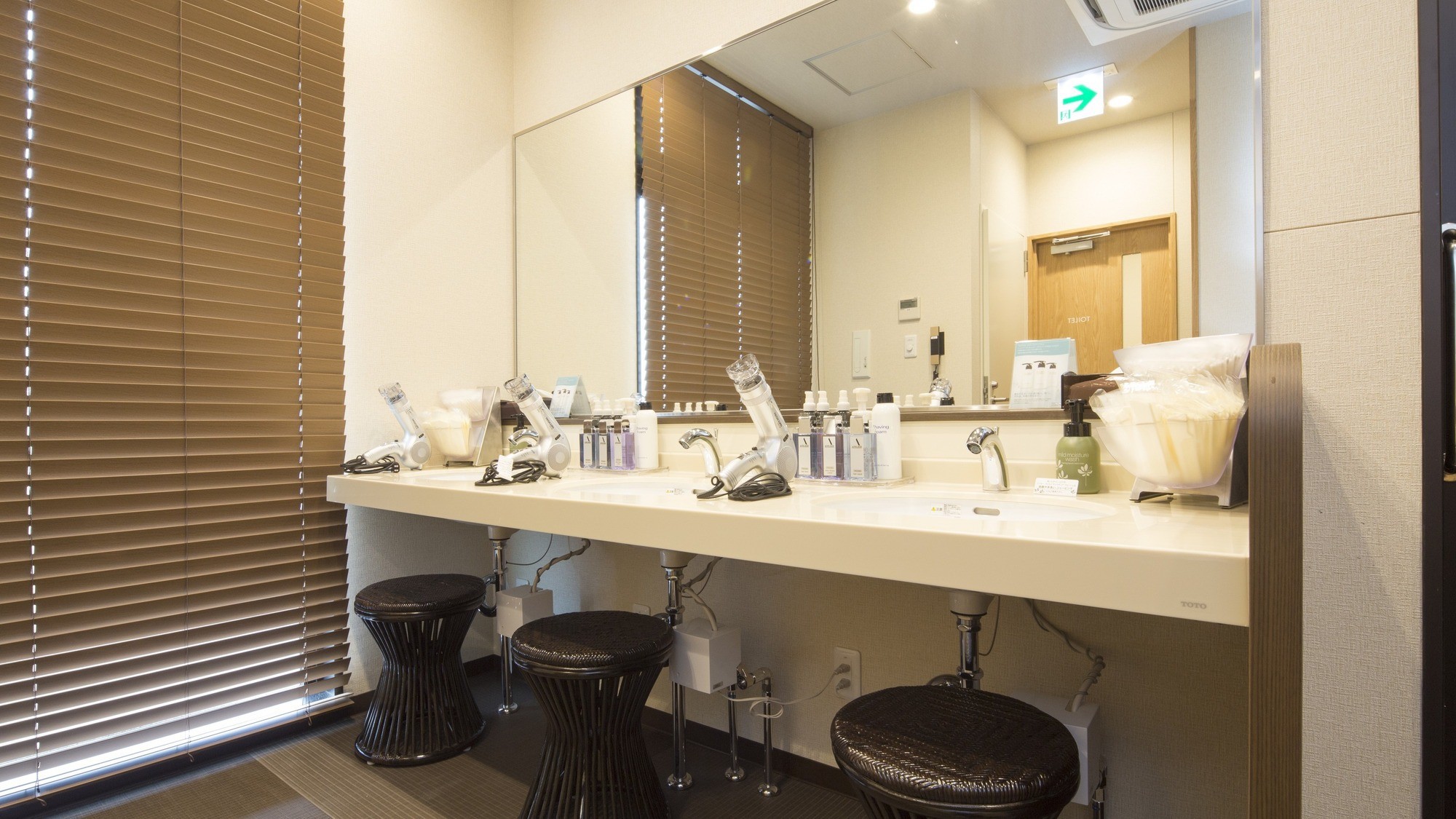 自然光や明るい照明で顔がはっきり見え、メイクやヘアセットがしやすいです。