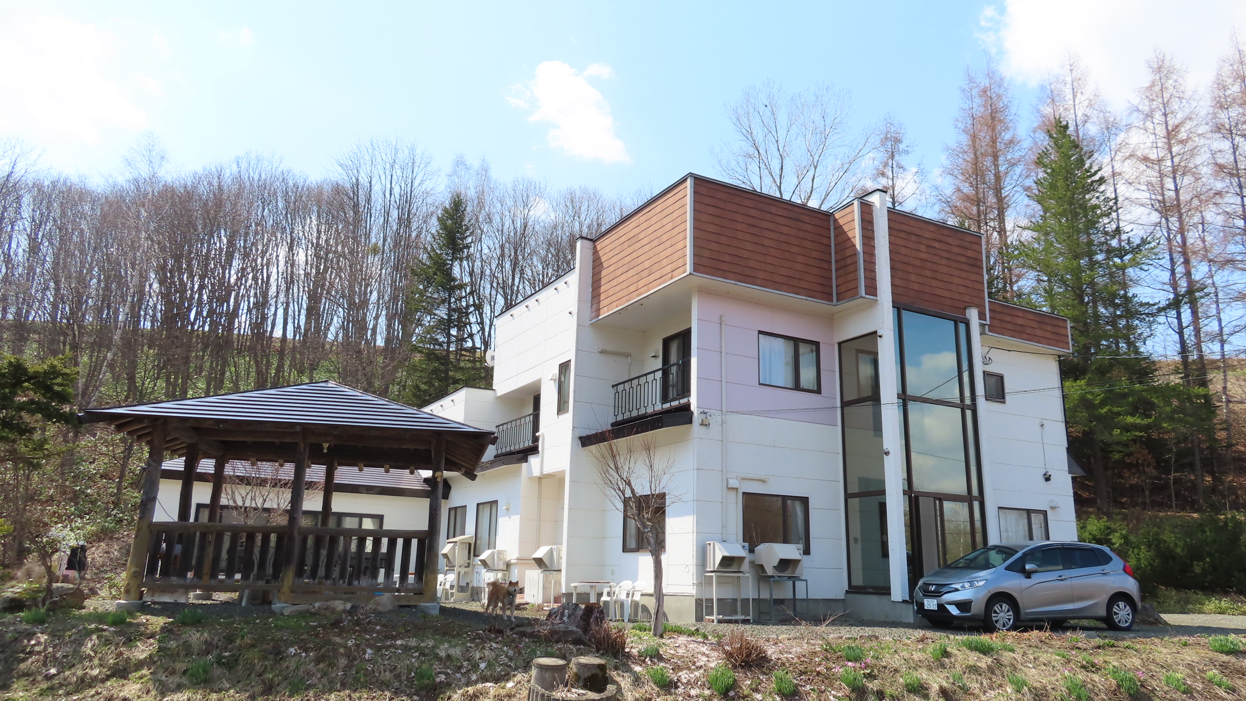 外観・東屋のある白い建物です。