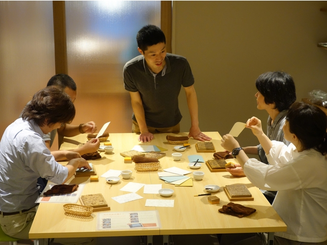 京からかみ体験工房で楽しく伝統工芸品を体験
