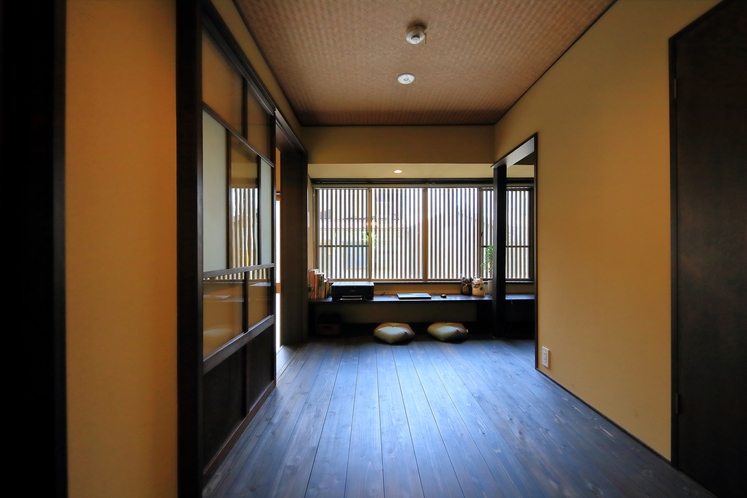 1階見世の間　格子から差し込む光が京都らしい
