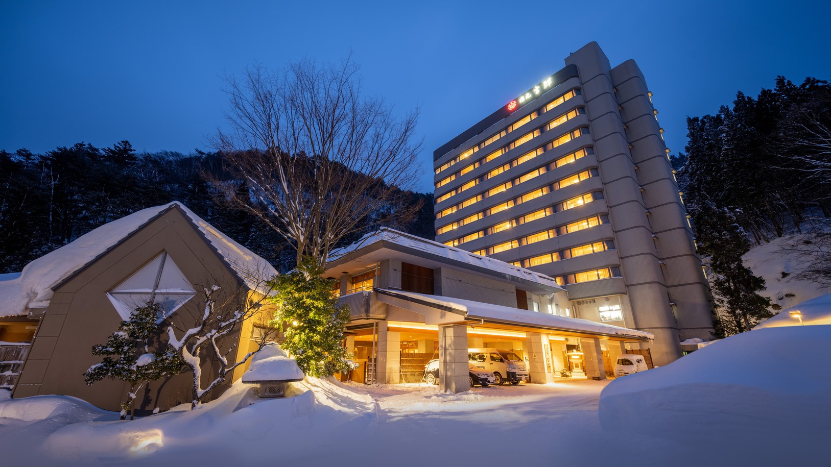 【外観】冬は雪化粧をした温泉街をお楽しみいただけます。冬季限定の雪見風呂もご堪能ください。