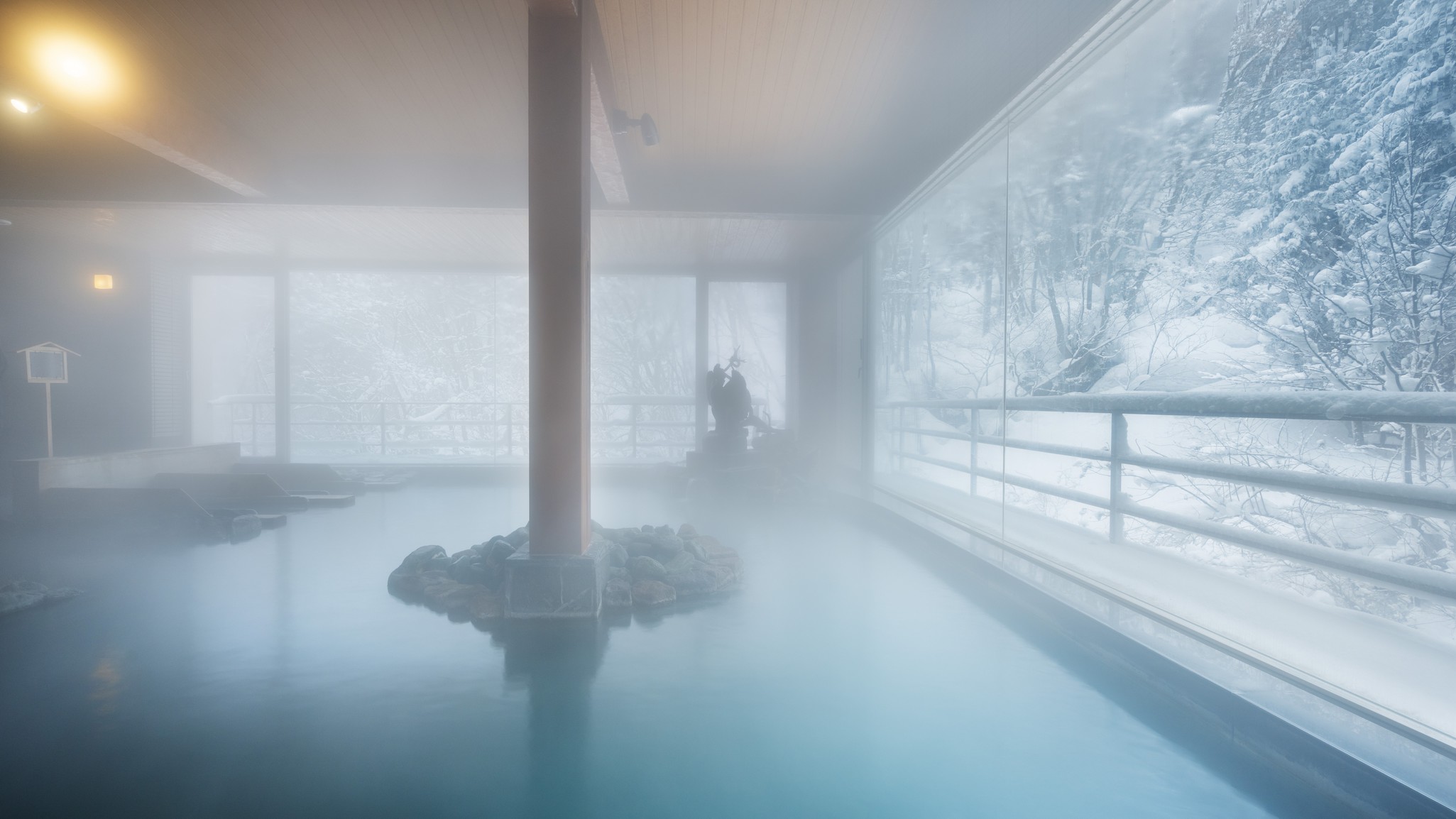 【大浴場（冬）】大きな窓からみる雪景色を眺めながらポカポカあったか湯浴みをどうぞ♪