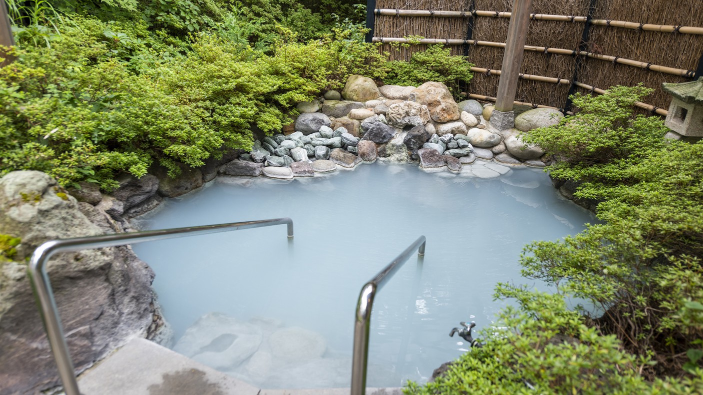 【離れ祥雲】祥雲にはご家族皆様でご入浴できるほど広い客室露天風呂をご用意しております。