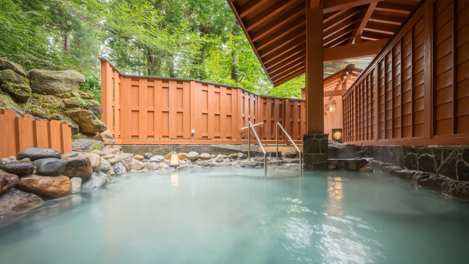 【露天風呂】自然豊かな空間で、寛ぎのひとときをお過ごしいただけます