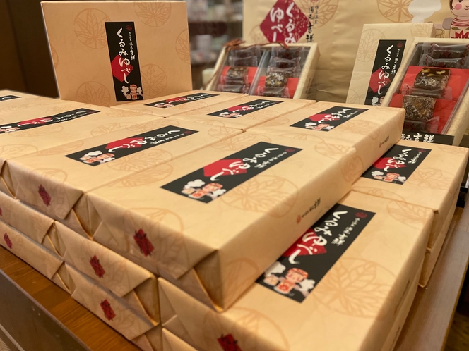 【売店「想ひ出横丁」】～東北のお土産を中心に販売。こけし等の郷土の品の他、オリジナルアメニティも！