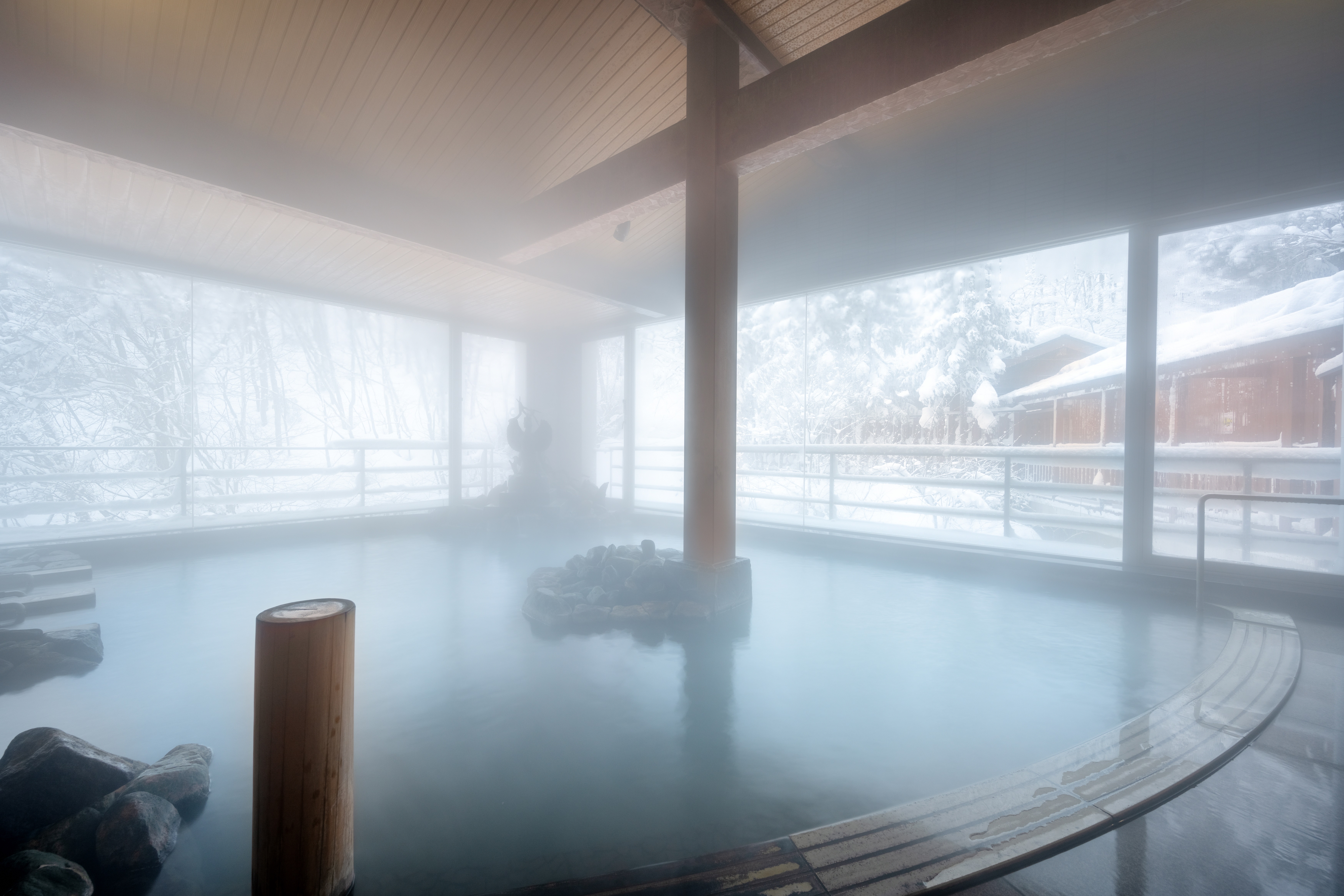 【大浴場（冬）】大きな窓からみる雪景色を眺めながらポカポカあったか湯浴みをどうぞ♪