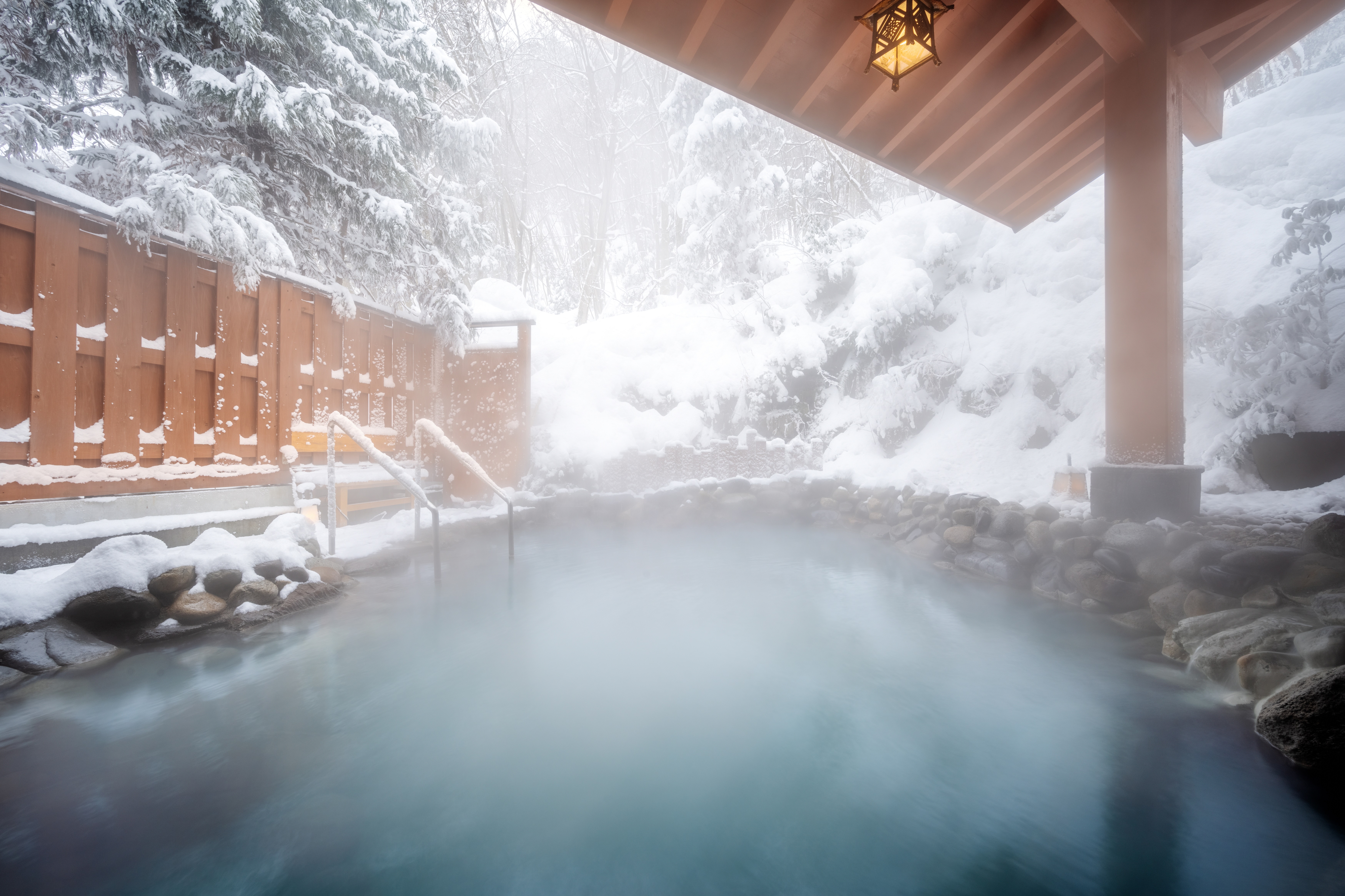 【大浴場（冬）】自然の中にある露天風呂ならではの【雪見風呂】が堪能いただけます。