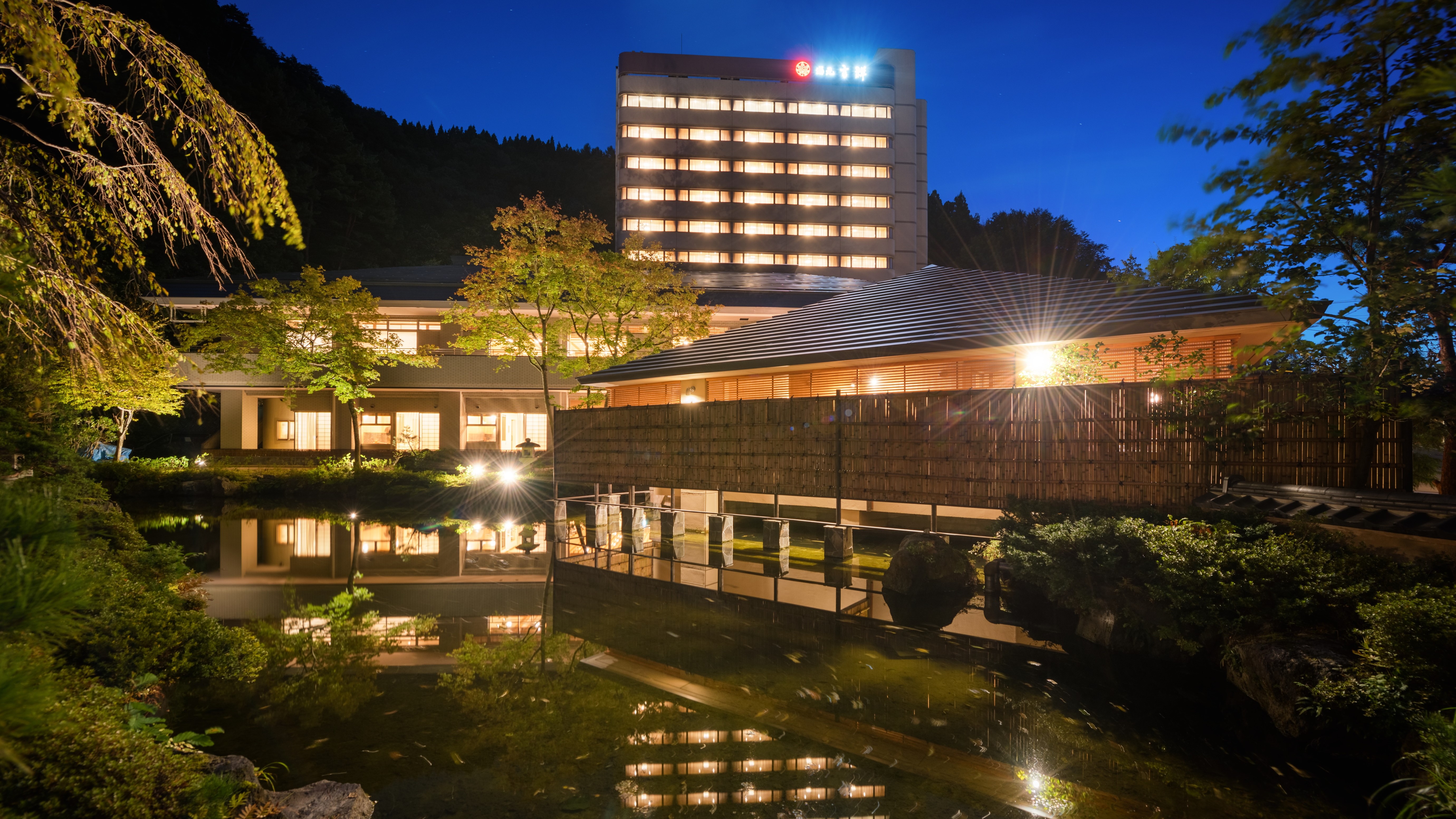 【外観（夜）】～庭園からの撮影♪特別室や貸切風呂の後ろは、まるで天守閣のような外観♪