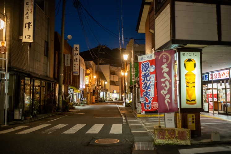 【駅周辺】夜の温泉街はどこかノスタルジック