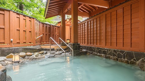 【大浴場】「鳳山の湯」の露天風呂。自然に囲まれた露天風呂は四季折々を存分に感じる事が出来ます。