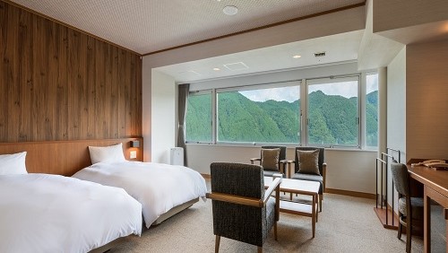 【ツインルーム】～当館で最上階にある5室限定の客室。湯元吉祥で一番の眺望をお愉しみ下さい。