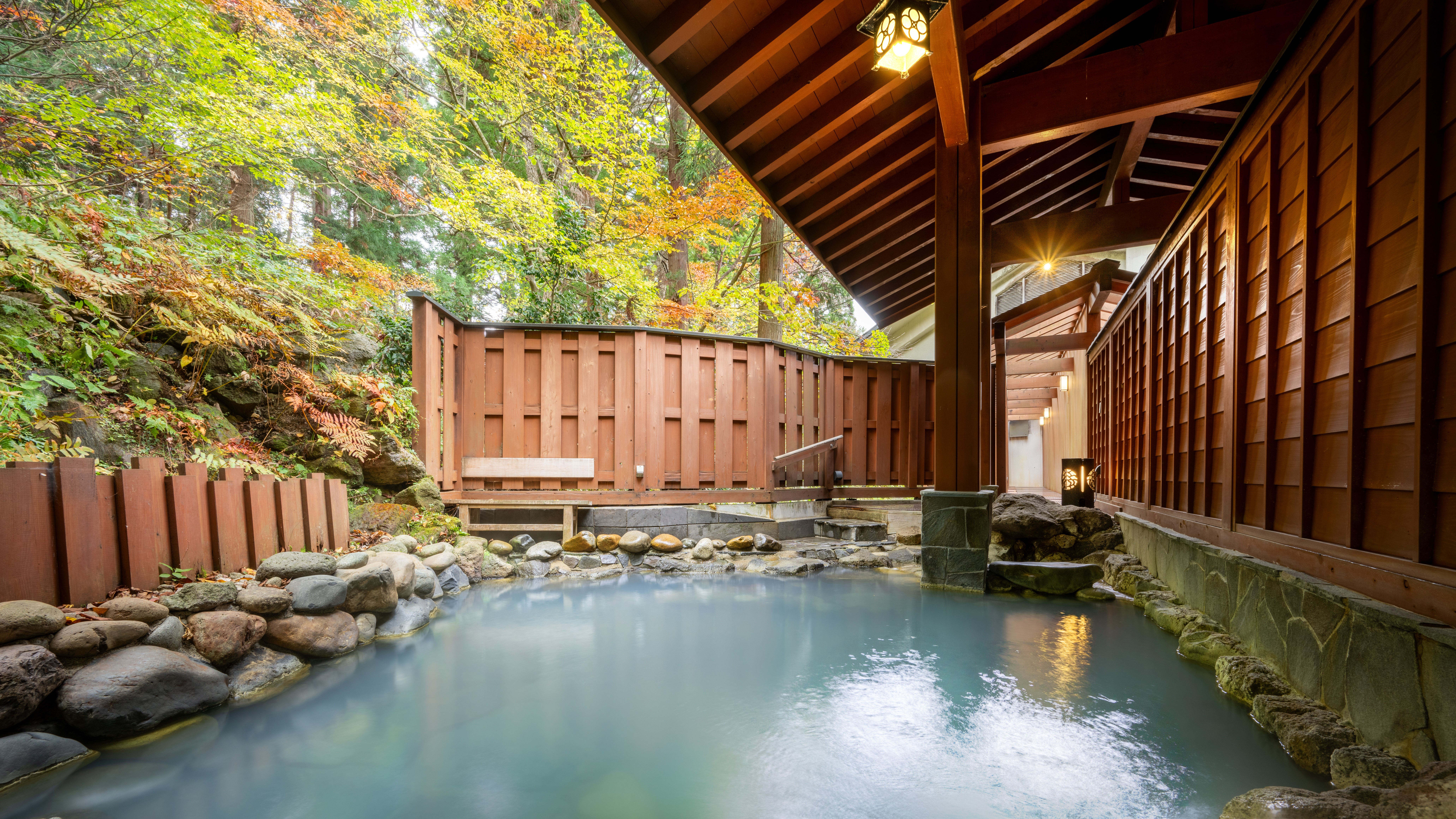 【露天風呂】秋には紅葉を楽しみながら、露天風呂をご堪能いただけます。
