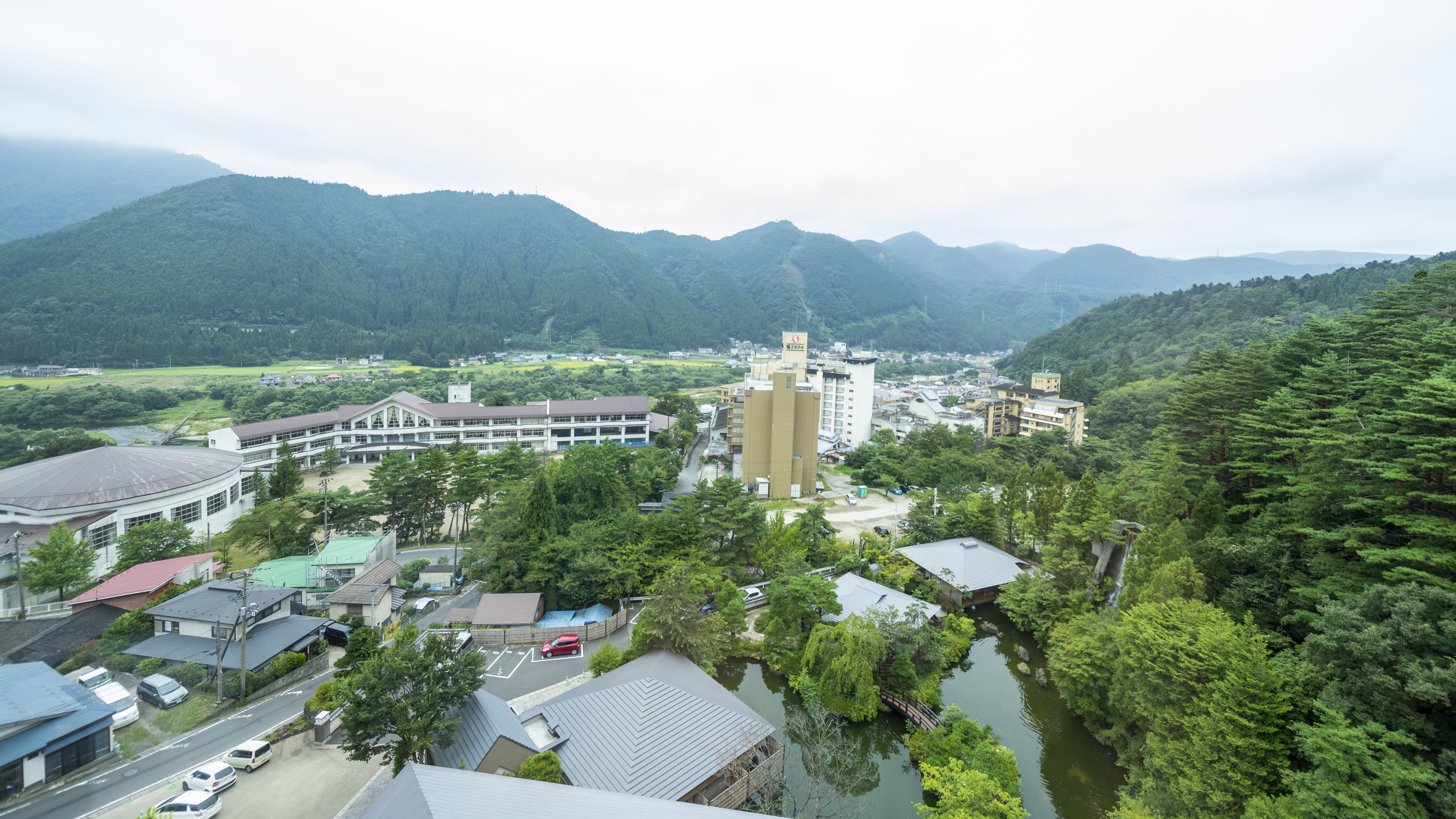 大きな窓から眺める景色は奥の山々を望むことが出来ます。