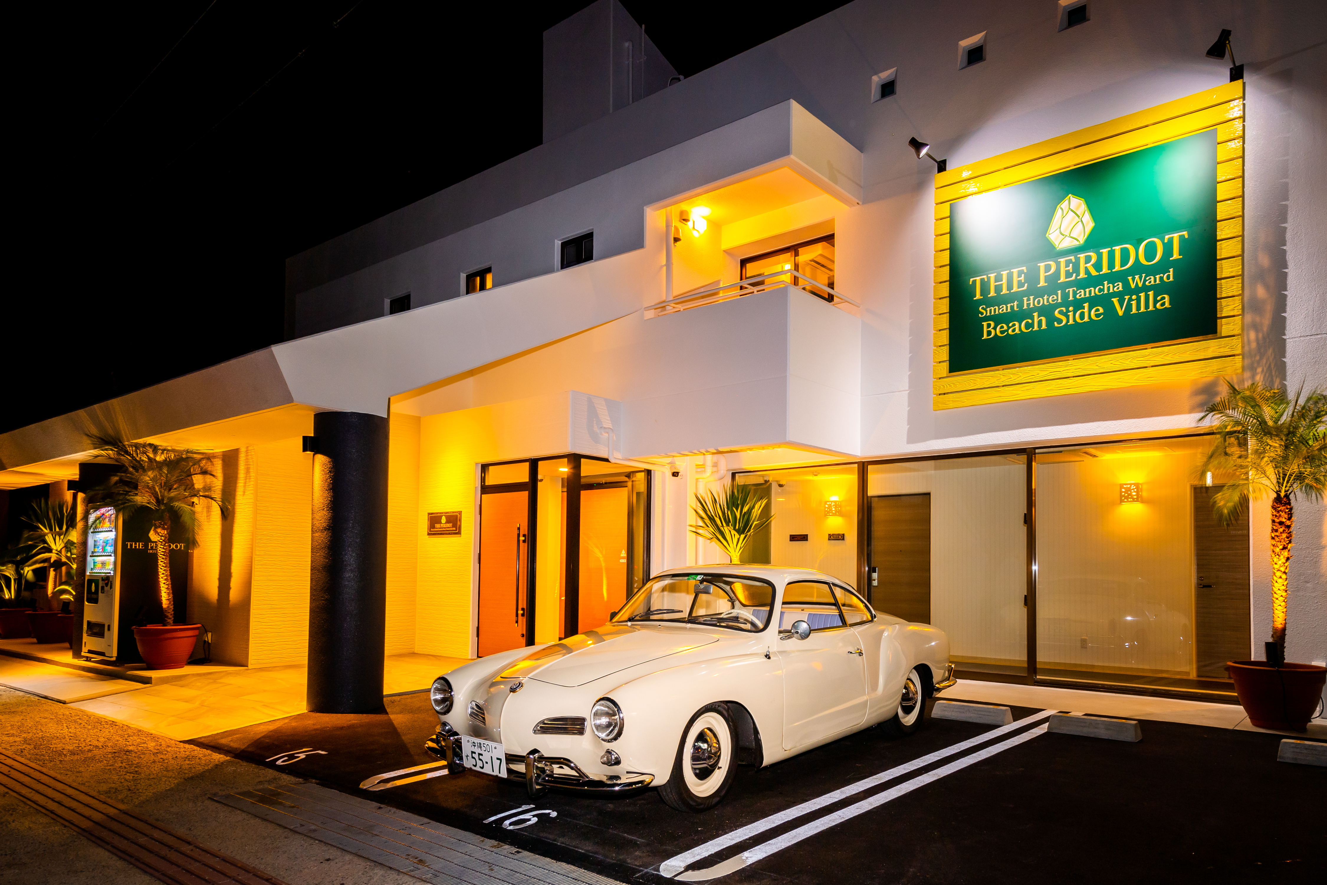 別館ビーチサイドヴィラ外観（夜）