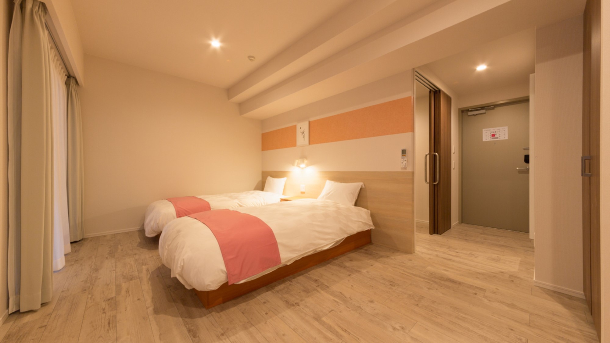 【禁煙】ユニバーサルツインルーム〜25平米