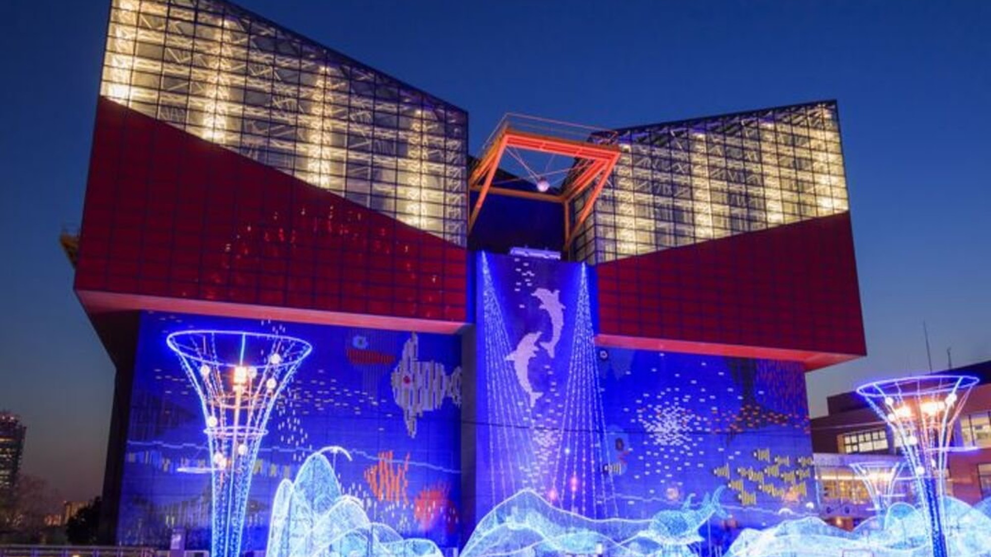 【大阪・天保山】大阪にある世界最大級の水族館「海遊館」。夜のライトアップ。